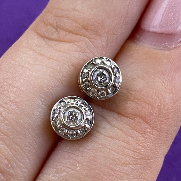 💛 Elegant 14k White Gold Diamond Halo Stud Earrings - Picture 2 of 5